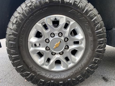 Used 2024 Chevrolet Silverado 2500 LT AWD/4WD image 42