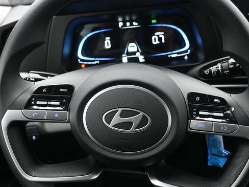 Certified 2025 Hyundai Elantra SE image 13