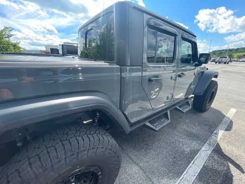 Used 2022 Jeep Gladiator Rubicon w/ Cold Weather Group AWD/4WD image 9