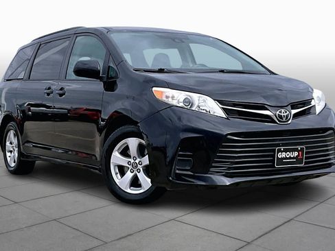 Used 2018 Toyota Sienna LE image 2