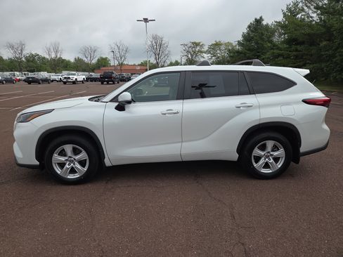Used 2023 Toyota Highlander L FWD image 6