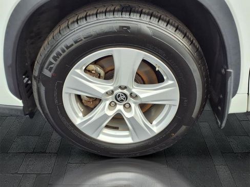 Used 2023 Toyota Highlander L image 10