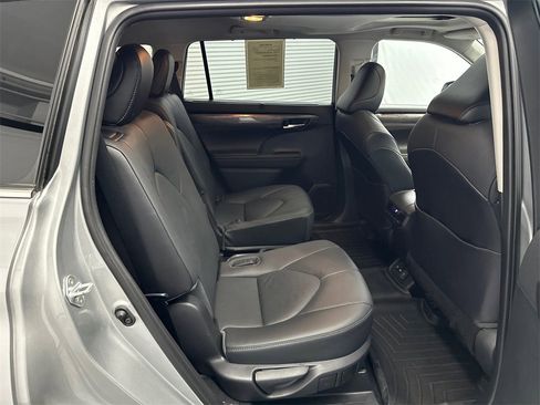 Used 2021 Toyota Highlander Limited image 17