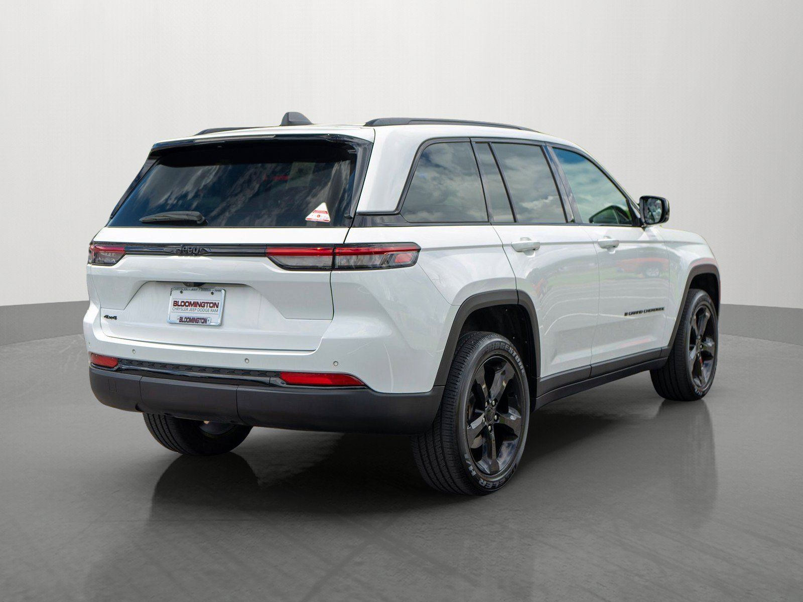 Used 2023 Jeep Grand Cherokee Altitude AWD/4WD image 7
