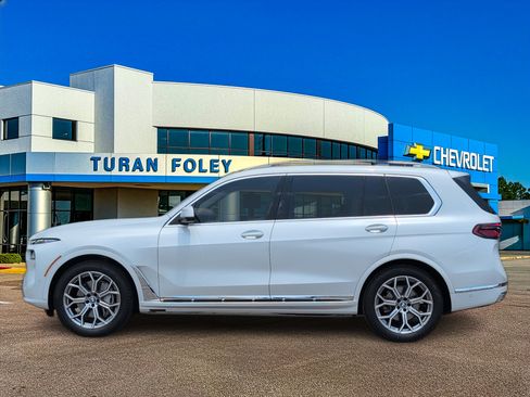 Used 2024 BMW X7 xDrive40i w/ Executive Package AWD/4WD image 2