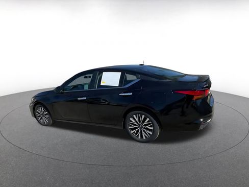 Used 2025 Nissan Altima 2.5 SV image 10