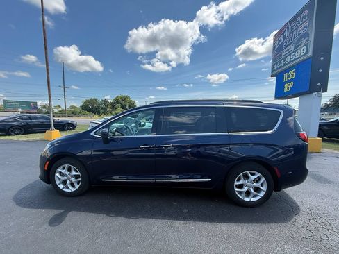 Used 2017 Chrysler Pacifica Touring-L w/ Tire & Wheel Group FWD image 7