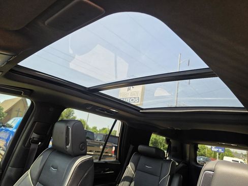 Used 2024 Cadillac Escalade Premium Luxury AWD/4WD image 17