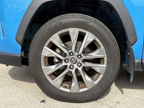 Used 2020 Toyota RAV4 XLE Premium image 9