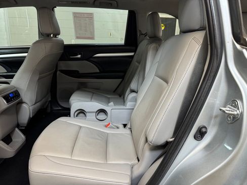 Used 2019 Toyota Highlander XLE FWD image 15