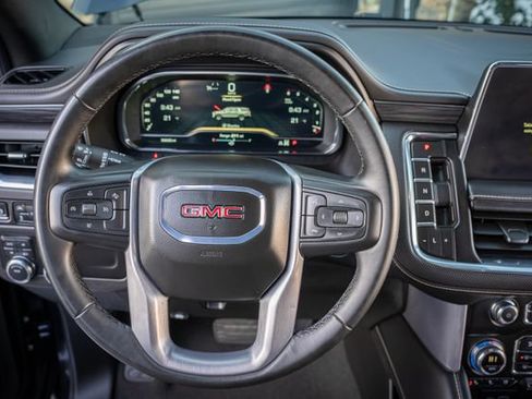 Used 2024 GMC Yukon XL SLT AWD/4WD image 18