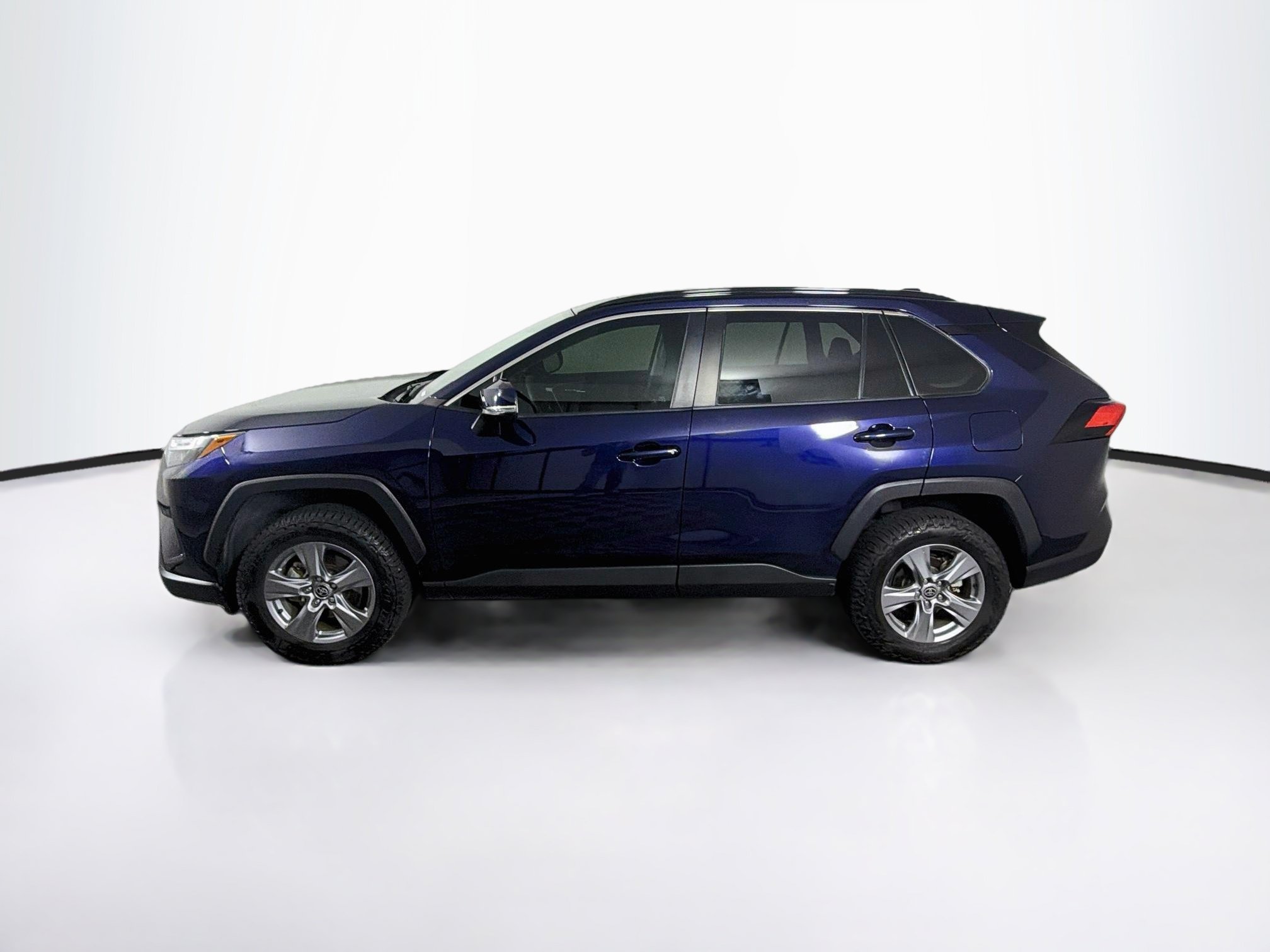 Used 2022 Toyota RAV4 XLE w/ Convenience Package AWD/4WD image 4