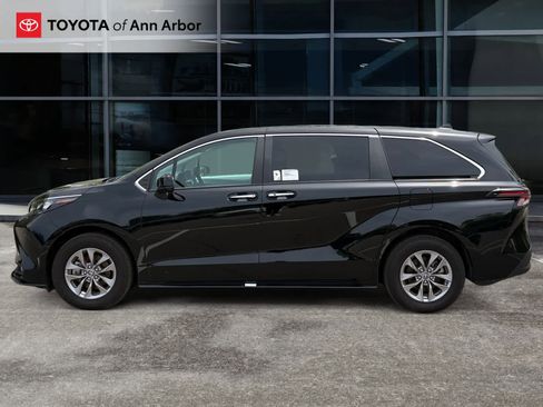 Used 2025 Toyota Sienna XLE FWD image 3