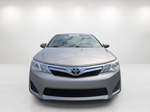 Used 2014 Toyota Camry LE image 2