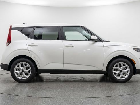 Used 2025 Kia Soul LX w/ LX Technology Package FWD image 11