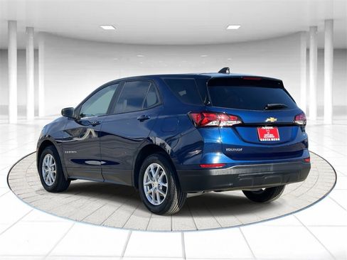 Used 2022 Chevrolet Equinox LS w/ LS Convenience Package image 2