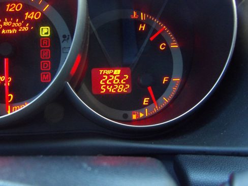 Used 2004 MAZDA MAZDA3 s w/ Moonroof & 6-CD Pkg image 34