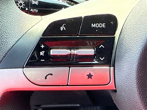 Used 2024 Hyundai Elantra SEL image 24