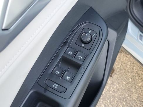 New 2026 Volkswagen Taos SE FWD image 9