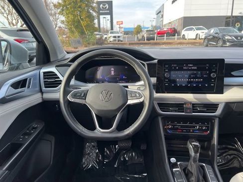 Used 2025 Volkswagen Taos SE image 14