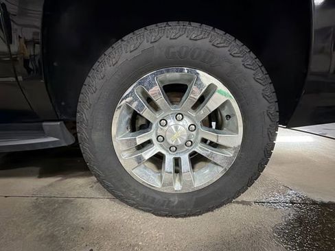 Used 2019 Chevrolet Suburban LT image 31