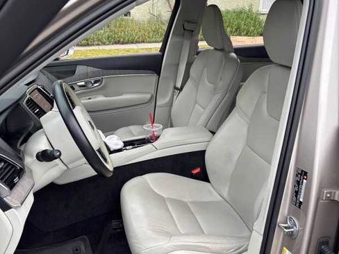 Used 2023 Volvo XC90 B6 Plus image 4