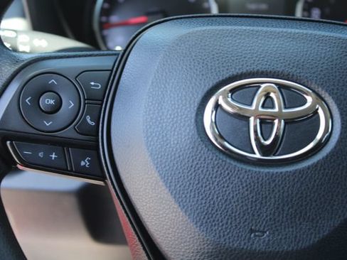 Used 2022 Toyota RAV4 XLE FWD image 20