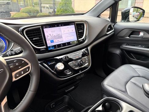 Used 2025 Chrysler Pacifica Select FWD image 33