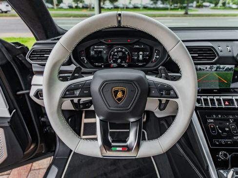 Used 2022 Lamborghini Urus AWD/4WD image 23