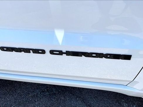 Used 2019 Jeep Grand Cherokee Altitude RWD image 24