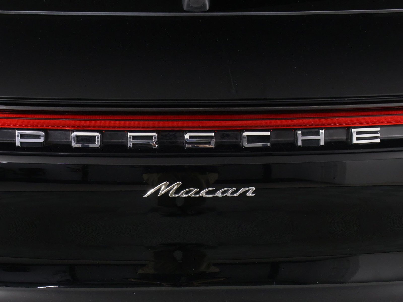 Certified 2023 Porsche Macan AWD/4WD image 22
