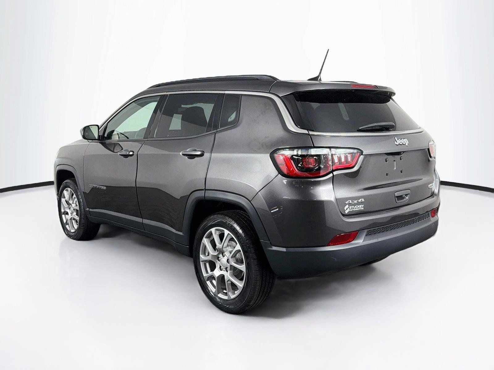 Used 2023 Jeep Compass Latitude w/ Sun and Sound Group AWD/4WD image 9
