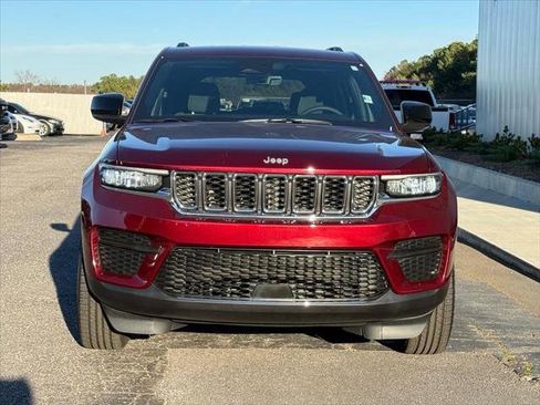 Certified 2025 Jeep Grand Cherokee Laredo image 8