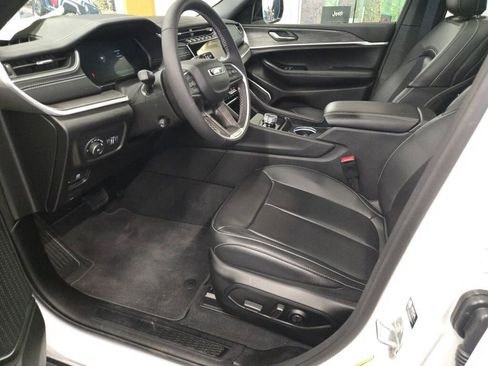 Used 2025 Jeep Grand Cherokee Limited w/ Luxury Tech Group II image 19