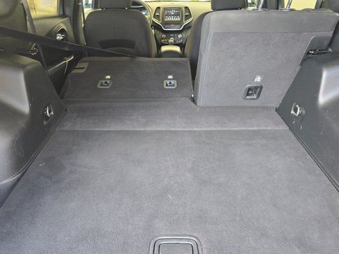 Used 2020 Jeep Cherokee Latitude FWD image 16