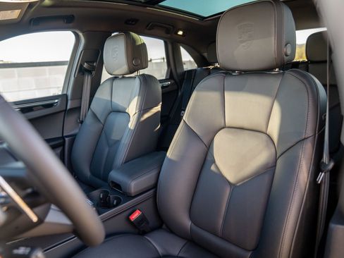 New 2026 Porsche Macan AWD/4WD image 5