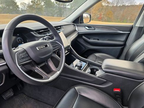 Used 2023 Jeep Grand Cherokee Limited image 19