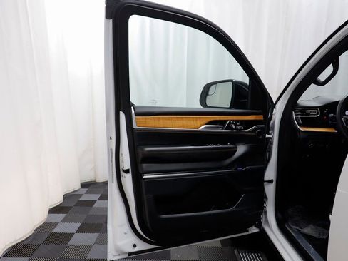 Used 2024 Jeep Grand Wagoneer L Series III image 4