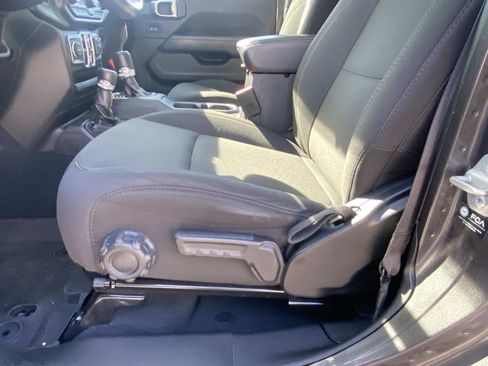 Certified 2022 Jeep Gladiator Overland w/ LED Lighting Group image 22