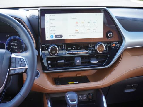 Used 2024 Toyota Highlander Platinum image 19