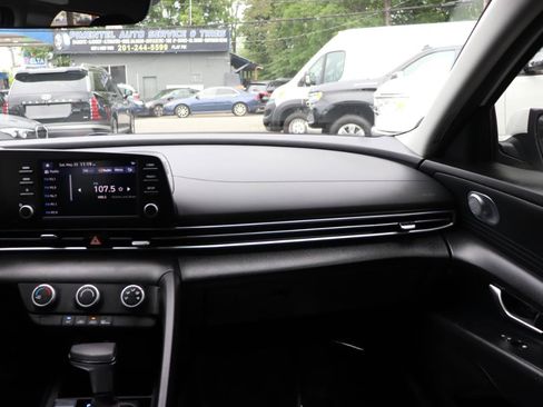 Used 2024 Hyundai Elantra SE FWD image 18