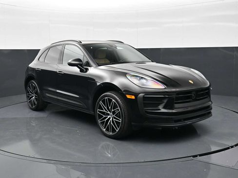 Certified 2025 Porsche Macan AWD/4WD image 30