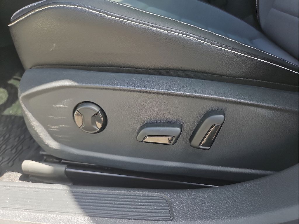 Used 2026 Volkswagen Jetta SE FWD image 14