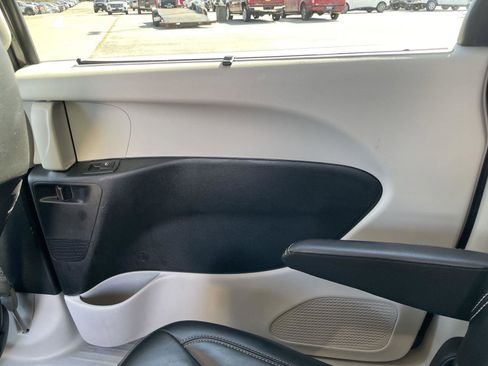 Used 2023 Chrysler Pacifica Touring-L image 40