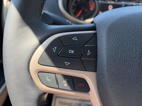 Used 2017 Jeep Cherokee Latitude w/ Cold Weather Group AWD/4WD image 17