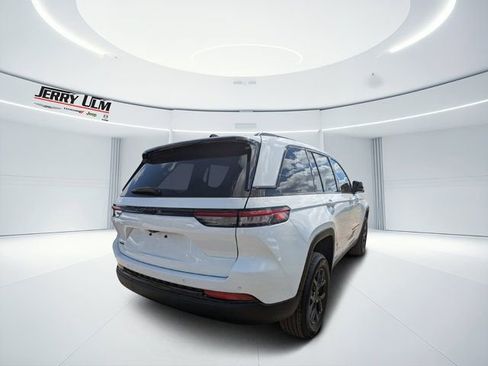 New 2025 Jeep Grand Cherokee Altitude image 3