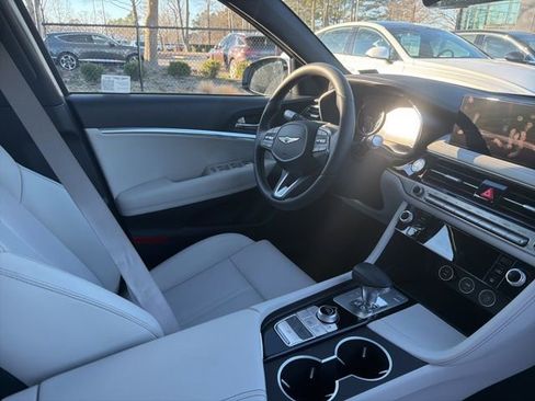 Used 2025 Genesis G70 2.5T image 11