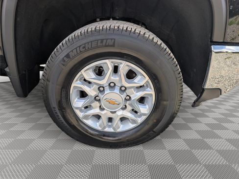 Used 2025 Chevrolet Silverado 3500 LT w/ Safety Package AWD/4WD image 9