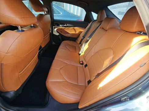 Used 2020 Toyota Avalon Limited image 2