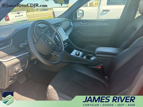 Used 2025 Jeep Grand Cherokee Altitude image 2